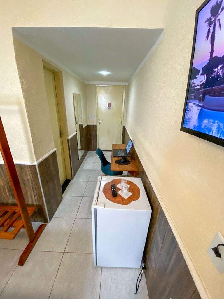 All private rooms at Refúgio Hostel Fortaleza & Pousada have air conditioning Minibar, TV smart, writing desk