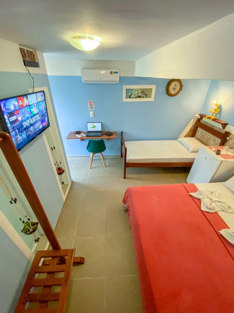 The private rooms at Refúgio Hostel Fortaleza are equipped with Air conditioning, smart TV, Minibar, writing desk, all together in a coloured ambient